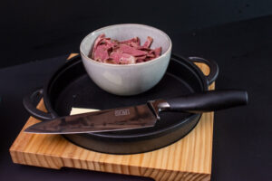 pastrami-v-misce-priprava-na-pastrami-pizzu